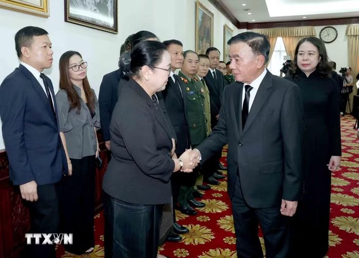 Thường trực Ban Bí thư Trần Cẩm Tú chia buồn với Đại sứ Lào tại Việt Nam Khamphao Ernthavanh. (Ảnh: Phương Hoa/TTXVN)