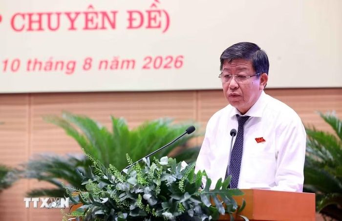 Phó Chủ tịch Thường trực UBND thành phố Hà Nội Dương Đức Tuấn trình bày Tờ trình tại kỳ họp. (Ảnh: Văn Điệp/TTXVN)