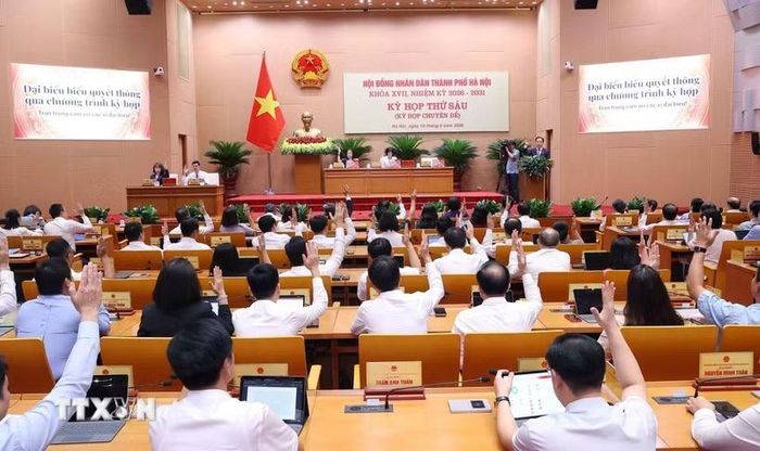 Hội đồng Nhân dân thành phố Hà Nội biểu quyết thông qua chương trình kỳ họp. (Ảnh: Văn Điệp/TTXVN)