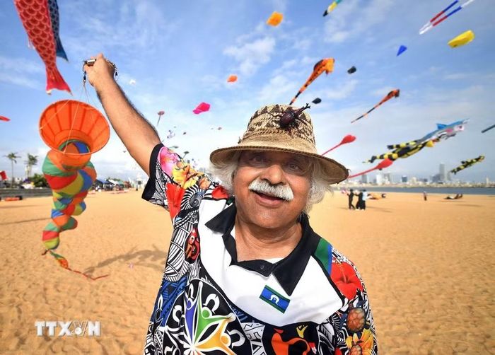Người tham gia thả diều tại Lễ hội Diều quốc tế Colombo, Sri Lanka. (Ảnh: THX/TTXVN phát)