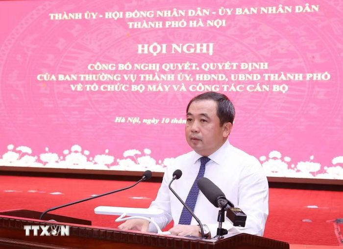 Bí thư Thành ủy Hà Nội Trần Đức Thắng phát biểu chỉ đạo và giao nhiệm vụ cho các đồng chí mới nhận nhiệm vụ. (Ảnh: Văn Điệp/TTXVN)