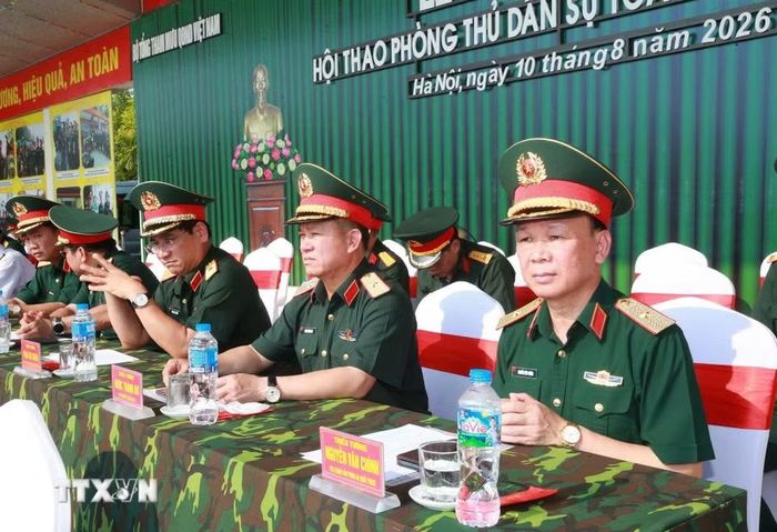 Đại diện lãnh đạo các cơ quan Bộ Quốc phòng dự khai mạc. (Ảnh: Trọng Đức/TTXVN)