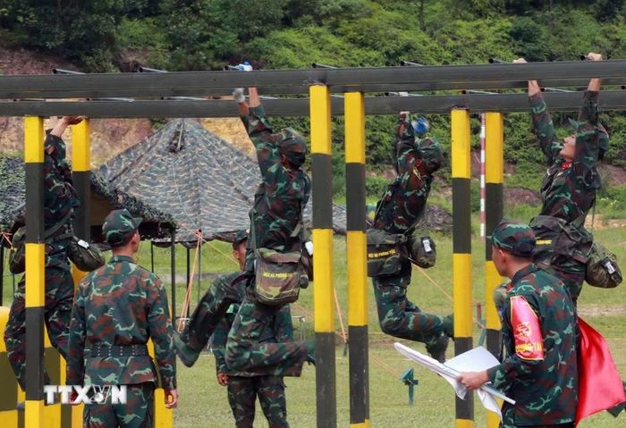 Lực lượng trình diễn phần thi thể lực đu người trên xà đơn. (Ảnh: Trọng Đức/TTXVN)