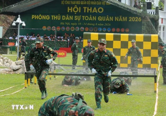 Các đội thực hiện bài thi vượt vật cản trong nội dung của hội thao. (Ảnh: Trọng Đức/TTXVN)