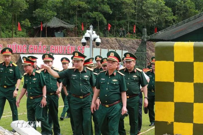 Thượng tướng Nguyễn Quang Ngọc, Ủy viên Trung ương Đảng, Thứ trưởng Bộ Quốc phòng kiểm tra thao trường, cơ sở vật chất của hội thao. (Ảnh: Trọng Đức/TTXVN)