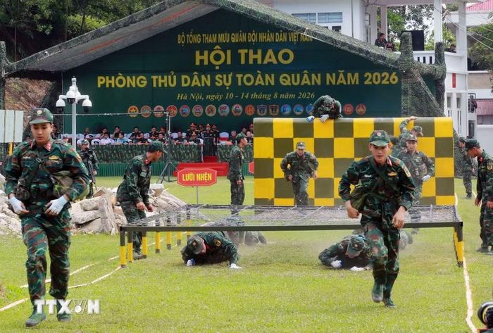 Đội thi của Quân khu 2 và Quân đoàn 12 đã tranh tài nội dung thực hành vượt chướng ngại vật, khắc phục sự cố cháy, sập đổ công trình, tìm kiếm cứu nạn. (Ảnh: Trọng Đức/TTXVN)