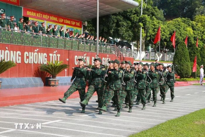 Các lực lượng duyệt đội hình đội ngũ tại lễ khai mạc hội thao. (Ảnh: Trọng Đức/TTXVN)