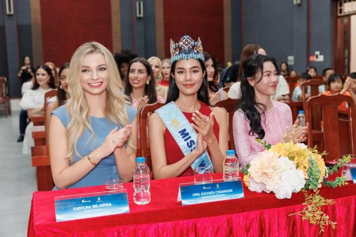 Thí sinh Miss World 2026 tham gia chương trình “Trao nụ cười, lan tỏa yêu thương,” tại Trung tâm Trợ giúp xã hội tỉnh Quảng Ninh. (Ảnh: BTC)