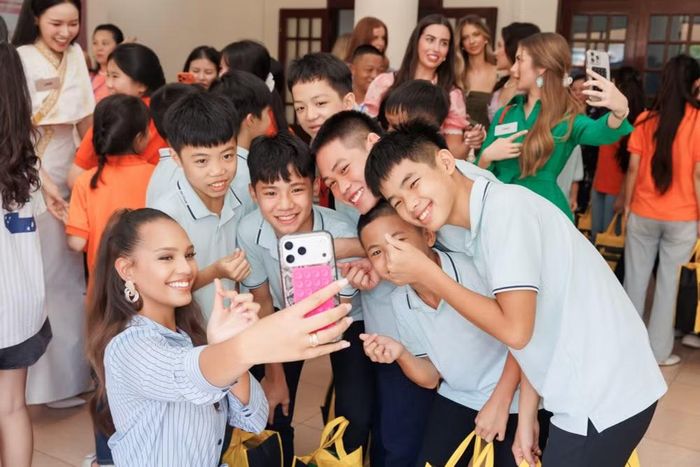 Ban tổ chức cùng thí sinh Miss World 2026 trao quà cho trẻ em khó khăn trên địa bàn tỉnh Quảng Ninh. (Ảnh: BTC)