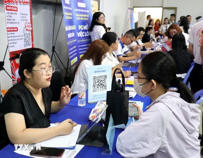 Đông đảo người lao động tìm việc tại điểm cầu Trung tâm Dịch vụ việc làm Thành phố Hồ Chí Minh. (Ảnh: Thanh Vũ/TTXVN)