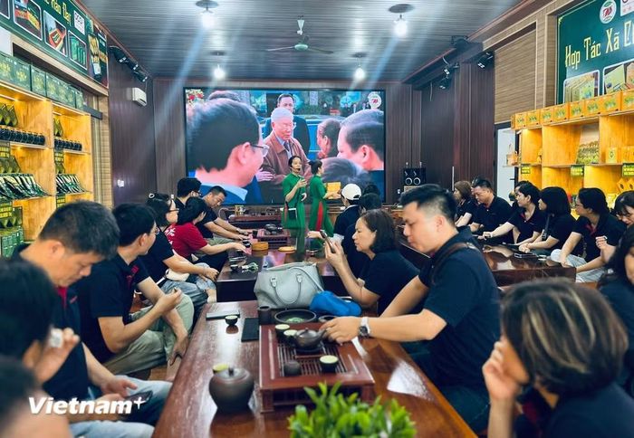 Du khách nghe giới thiệu về sản phẩm OCOP trà Tân Cương, Thái Nguyên. (Ảnh minh họa: Xuân Mai/Vietnam+)