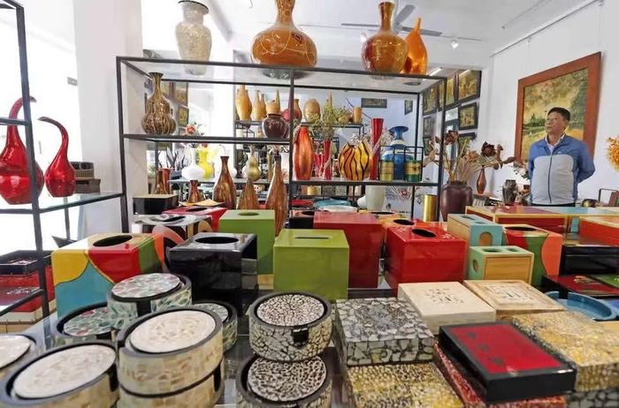 Sản phẩm làng nghề sơn mài Hạ Thái kết tinh sự khéo léo, sáng tạo của các nghệ nhân. (Ảnh: Trần Việt/TTXVN)