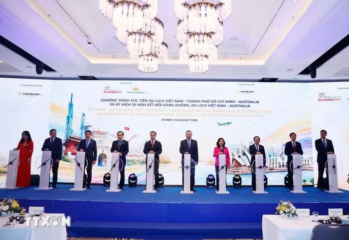 Tổng Bí thư, Chủ tịch nước Tô Lâm và các đại biểu thực hiện nghi thức kỷ niệm 35 năm kết nối hàng không, du lịch Việt Nam-Australia. (Ảnh: Thống Nhất/TTXVN)