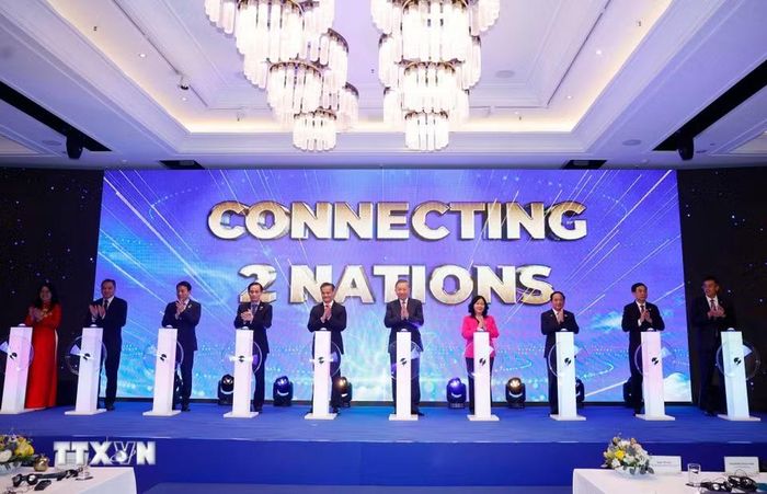 Tổng Bí thư, Chủ tịch nước Tô Lâm và các đại biểu thực hiện nghi thức kỷ niệm 35 năm kết nối hàng không, du lịch Việt Nam-Australia. (Ảnh: Thống Nhất/TTXVN)