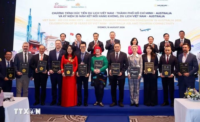 Tổng Bí thư, Chủ tịch nước Tô Lâm chứng kiến trao các biên bản hợp tác giữa Sở Du lịch Thành phố Hồ Chí Minh, Vietnam Airlines, Saigontourist Group với các đối tác của Australia. (Ảnh: Thống Nhất/TTXVN)