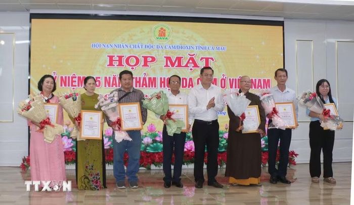 Hội Nạn nhân chất độc da cam/dioxin tỉnh Cà Mau trao Bảng tri ân tấm lòng vàng vì nạn nhân da cam cho các tập thể, cá nhân có nhiều đóng góp ủng hộ Quỹ hỗ trợ nhân chất độc da cam. (Ảnh: Tuấn Kiệt/TTXVN)