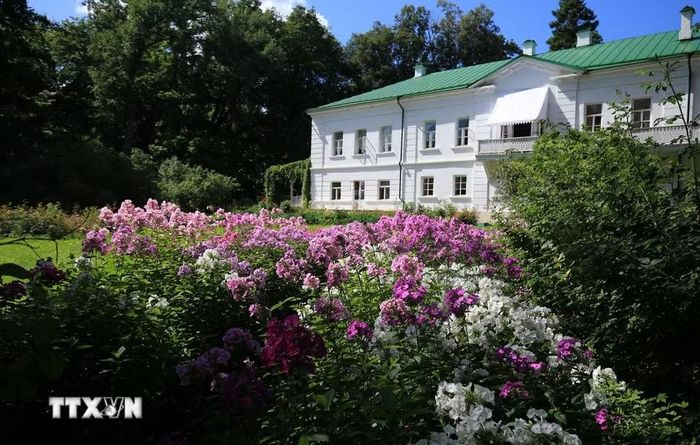 Vườn hoa nhiều màu sắc sau nhà Lev Tolstoi. (Ảnh: Văn Hiếu/TTXVN)
