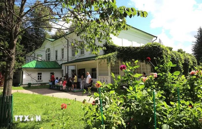Ngôi nhà Lev Tolstoi và gia đình sống tại khu điền trang Yasnaya Polyana. (Ảnh: Văn Hiếu/TTXVN)