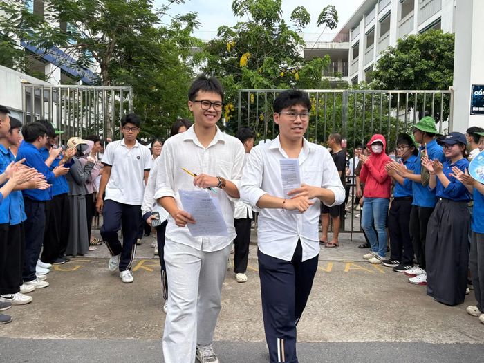 Thí sinh rời điểm thi sau môn cuối cùng. (Ảnh: Phạm Mai/Vietnam+)