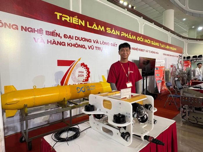 Sinh viên Đại học Bách khoa Hà Nội tại triển lãm sản phẩm đổi mới sáng tạo. (Ảnh: Vietnam+)
