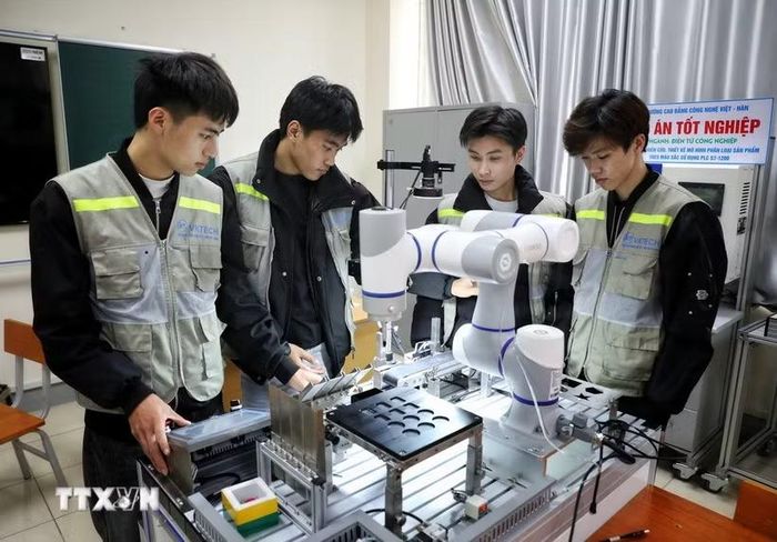 Sinh viên thực tập Môn lập trình vi điều khiển tại Trường Cao đẳng Công nghệ Việt-Hàn Bắc Giang. (Ảnh: Danh Lam/TXVN)