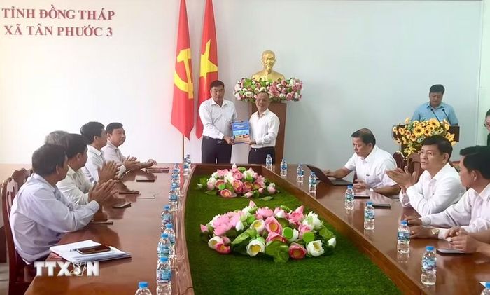Lãnh đạo Ủy ban Nhân dân xã Tân Phước 3 trao quyết định cho Công ty Cổ phần IDICO Tiền Giang thuê đất để thực hiện Dự án Khu công nghiệp Tân Phước 1. (Ảnh: Công Trí/TTXVN)