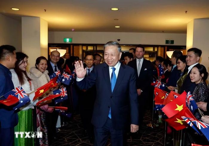 Cán bộ, nhân viên Đại sứ quán, cộng đồng người Việt Nam tại Australia đón Tổng Bí thư, Chủ tịch nước Tô Lâm. (Ảnh: Thống Nhất/TTXVN)