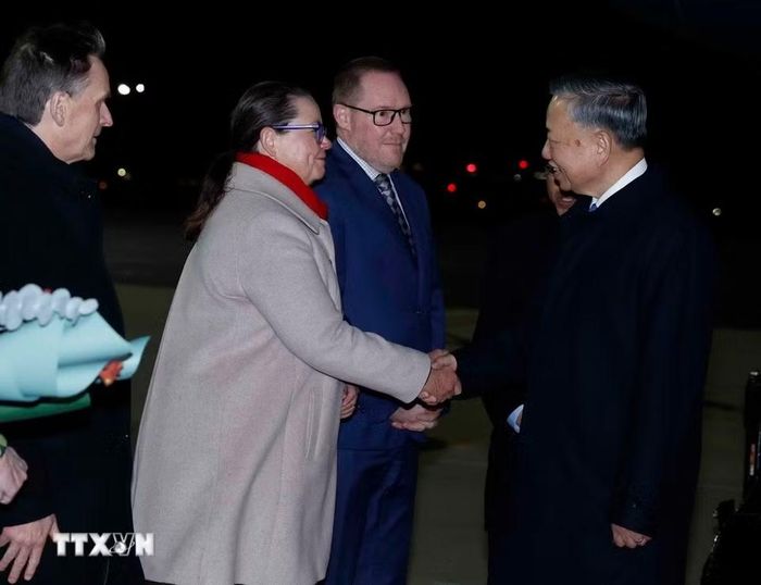 Tổng Bí thư, Chủ tịch nước Tô Lâm đến sân bay Canberra tiếp tục chương trình thăm cấp Nhà nước Australia. (Ảnh: Thống Nhất/TTXVN)