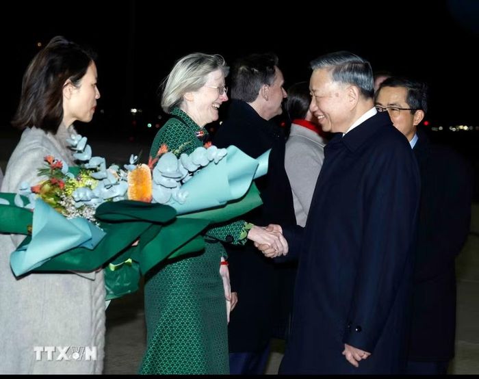 Quan chức Australia cùng cán bộ nhân viên Đại sứ quán và các cơ quan đại diện Việt Nam tại Australia đónTổng Bí thư, Chủ tịch nước Tô Lâm tại sân bay Canberra, tiếp tục chương trình thăm cấp Nhà nước Australia. (Ảnh: Thống Nhất/TTXVN)