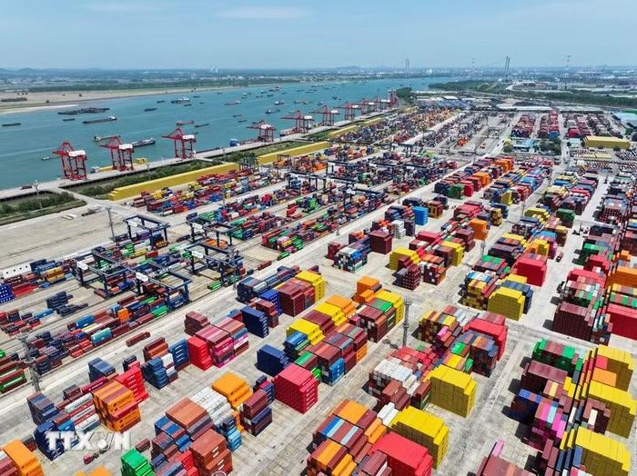 Quang cảnh cảng hàng hóa tại tỉnh Giang Tô, Trung Quốc. (Ảnh: THX/TTXVN)