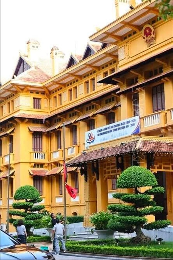 Treo cờ rủ tại Bộ Ngoại giao Việt Nam. Ảnh: Minh Đức/TTXVN