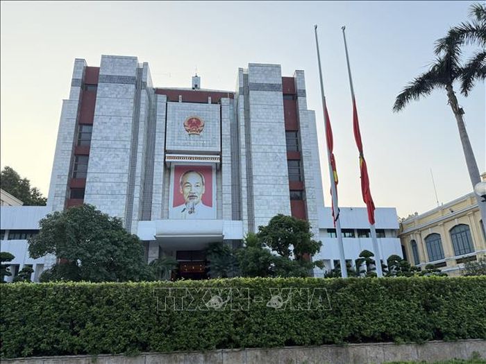 Cờ rủ tại trụ sở Ủy ban nhân dân thành phố Hà Nội sáng 10/8/2026. Ảnh: Lâm Khánh/TTXVN