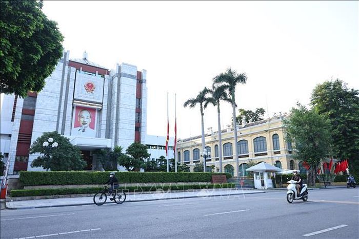 Treo cờ rủ tại Ủy ban nhân dân thành phố Hà Nội. Ảnh: Minh Đức/TTXVN