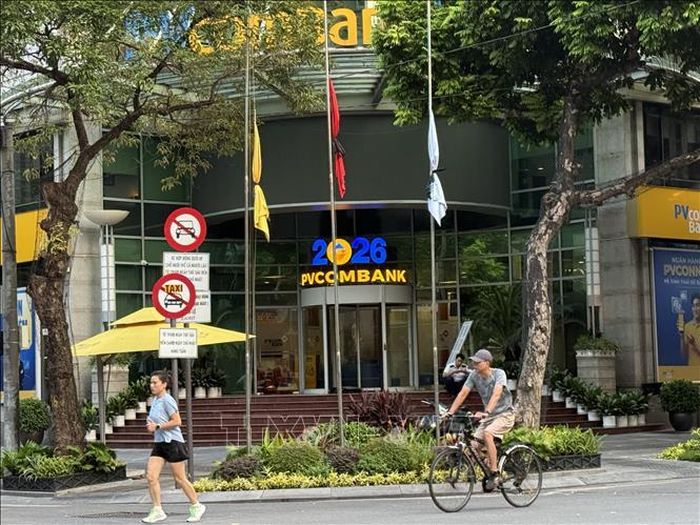 Cờ rủ tại ngã tư Hai Bà Trưng - Ngô Quyền, thành phố Hà Nội sáng 10/8/2026. Ảnh: Lâm Khánh/TTXVN