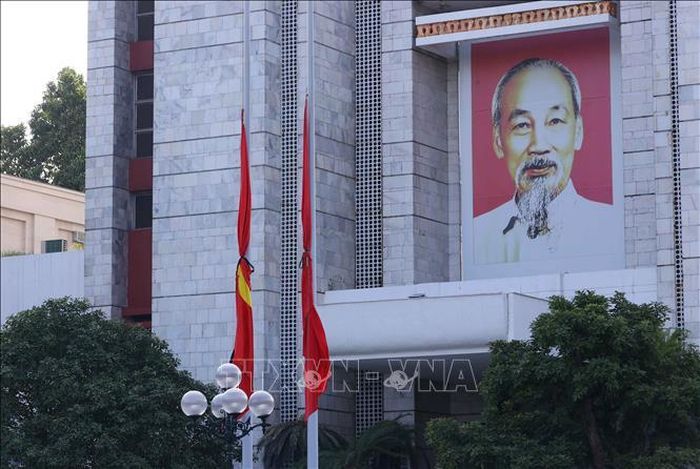Treo cờ rủ trước Trụ sở UBND thành phố Hà Nội để Quốc tang Chủ tịch Quốc hội Lào Xaysomphone Phomvihane. Ảnh: Văn Điệp/TTXVN