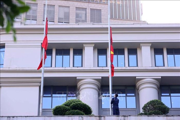 Thành ủy Hà Nội treo cờ rủ trước Trụ sở để Quốc tang Chủ tịch Quốc hội Lào Saysomphone Phomvihane. Ảnh: Văn Điệp/TTXVN
