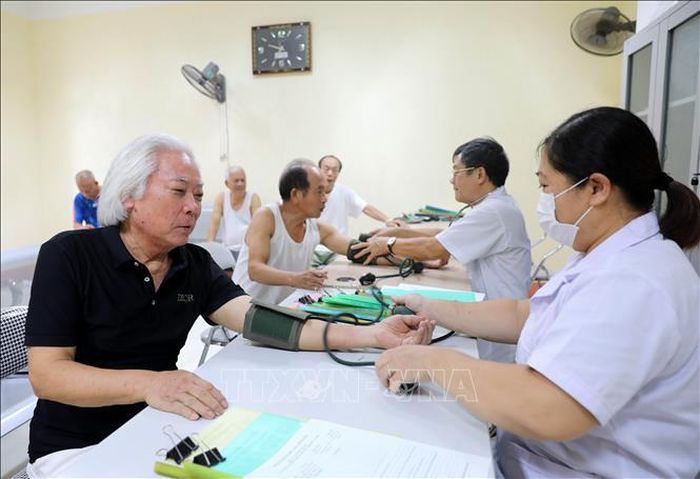 Nạn nhân dân cam được khám sức khỏe, thực hiện quy trình tẩy độc tại Trung tâm tẩy độc da cam (Hội nạn nhân chất độc da cam/dioxin tỉnh Hưng Yên). Ảnh: Thế Duyệt/TTXVN
