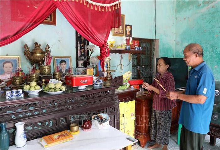 Người lính Trường Sơn Nguyễn Xuân Khoan (tổ dân phố Hùng Thắng, phường Trần Lãm, tỉnh Hưng Yên) trở về sau chiến tranh, dù đã ở tuổi 75 vợ chồng ông không có niềm vui quây quần bên con cháu như bao người bốn người con của ông lần lượt ra đi vì bệnh tật khi còn rất trẻ. Ảnh: Thế Duyệt/TTXVN