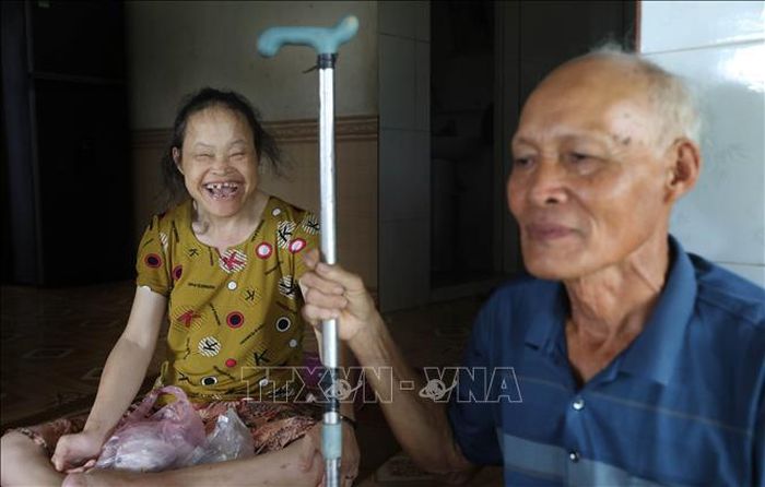 Tuổi đã cao, sức đã yếu, điều cựu chiến binh Trần Văn Đãn (thôn Thiện Tường, xã Nam Cường, tỉnh Hưng Yên) lo lắng nhất là số phận của con gái khi một ngày nào đó vợ chồng ông không còn nữa. Ảnh: Thế Duyệt/TTXVN
