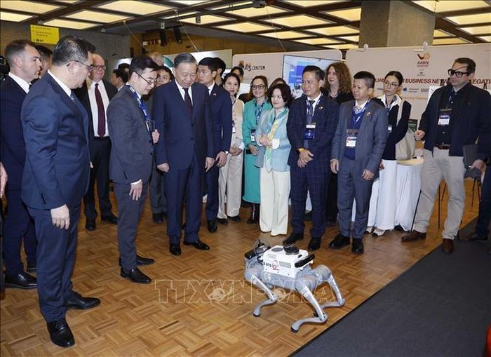 Tổng Bí thư, Chủ tịch nước Tô Lâm tham quan khu vực triển lãm, trưng bày thành tựu hợp tác khoa học công nghệ, đổi mới sáng tạo, đầu tư và giáo dục giữa Việt Nam - Australia. Ảnh: Thống Nhất/TTXVN