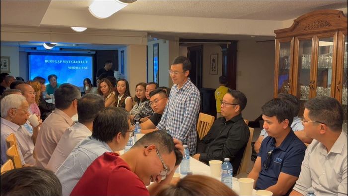 Đại diện Nhóm các nhà khoa học Việt Nam tại Canada phát biểu trong cuộc gặp giữa Văn phòng KHCN tại Canada với Mạng lưới Chuyên gia và Nhà khoa học Việt Nam tại Canada.
