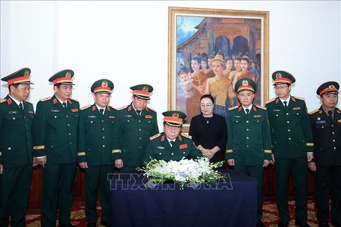 Đại tướng Nguyễn Trọng Nghĩa, Ủy viên Bộ Chính trị, Bí thư Trung ương Đảng, Chủ nhiệm Tổng cục Chính trị Quân đội nhân dân Việt Nam ghi sổ tang Chủ tịch Quốc hội Lào Xaysomphone Phomvihane. Ảnh: Tuấn Anh/TTXVN