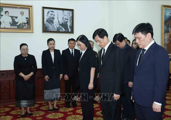 Đoàn Ban Tổ chức Trung ương viếng Chủ tịch Quốc hội Lào Xaysomphone Phomvihane. Ảnh: Phương Hoa/TTXVN