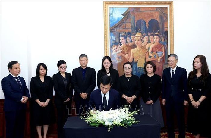 Thứ trưởng Bộ Ngoại giao Đặng Hoàng Giang ghi sổ tang Chủ tịch Quốc hội Lào Xaysomphone Phomvihane. Ảnh: Tuấn Anh/TTXVN