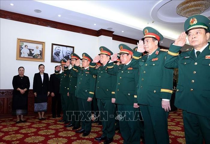 Đại tướng Nguyễn Trọng Nghĩa, Ủy viên Chính trị, Bí thư Trung ương Đảng, Chủ nhiệm Tổng cục Chính trị Quân đội nhân dân Việt Nam cùng đoàn đại biểu Quân uỷ Trung ương, Bộ Quốc phòng đến viếng Chủ tịch Quốc hội Lào Xaysomphone Phomvihane. Ảnh: Tuấn Anh/TTXVN