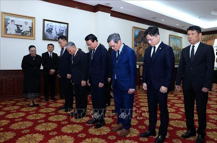Bộ trưởng, Chủ nhiệm Văn phòng Chính phủ Đặng Xuân Phong cùng đoàn đến viếng đồng chí Xaysomphone Phomvihane, Ủy viên Bộ Chính trị, Chủ tịch Quốc hội Lào. Ảnh: Tuấn Anh/TTXVN