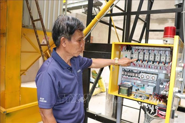 Ông Trần Văn Chung, Chủ tịch Hội đồng quản trị Hợp tác xã Nông nghiệp Phát Tài, xã Châu Thành, vận hành thử nghiệm thiết bị máy móc do tỉnh Vĩnh Long hỗ trợ. Ảnh: Thanh Hòa/TTXVN