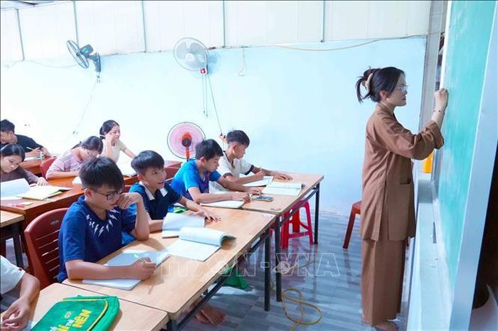 Một tiết học Tiếng Anh được tổ chức tại chùa Trung Tâm, tổ dân phố Kỳ Châu, phường Sông Trí (Hà Tĩnh).