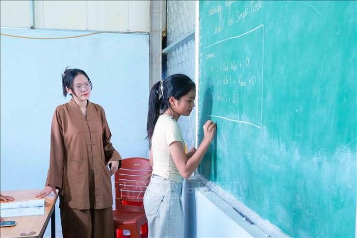 Lớp học 0 đồng tại chùa Trung Tâm tạo điều kiện để học sinh có hoàn cảnh khó khăn tiếp tục ôn tập trong dịp hè.