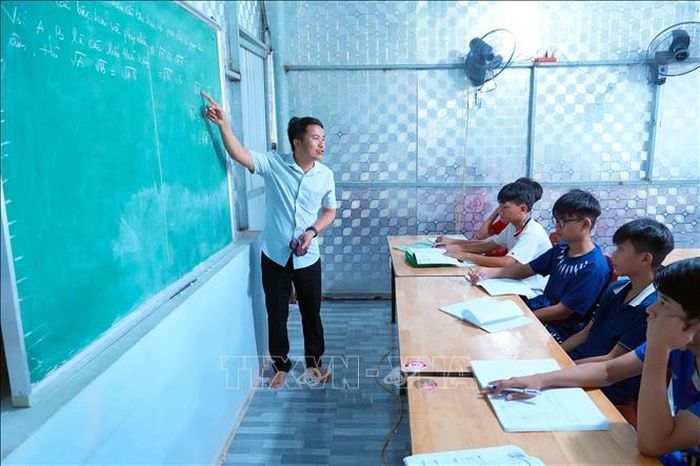 Một tiết học Toán của học sinh tại lớp học 0 đồng ở chùa Trung Tâm, tổ dân phố Kỳ Châu, phường Sông Trí (Hà Tĩnh).